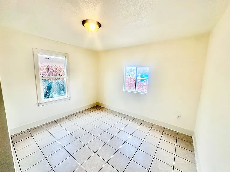 426 N Vineyard Ave — Photo 12