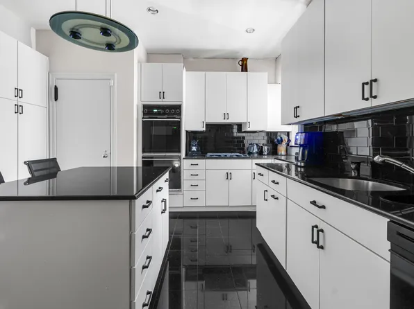 550 Park Avenue image 15 of 18