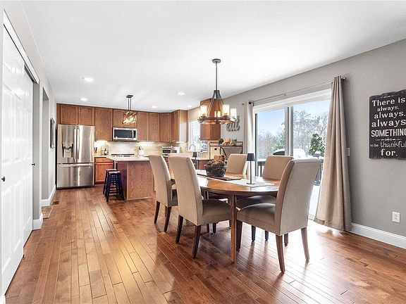 3rd image of 813 Honeywood Dr