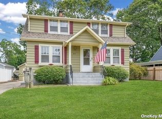 21 Bay 3rd St, Islip, NY 11751