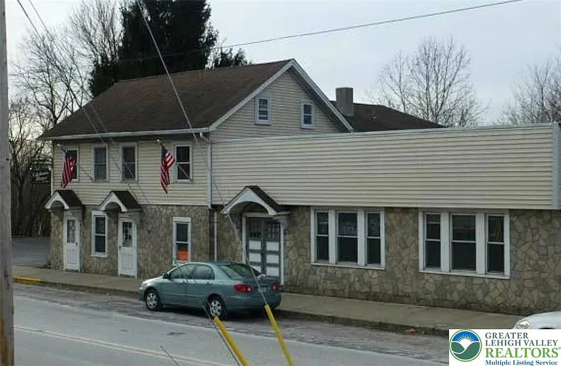 Building Photo - 702 Main St