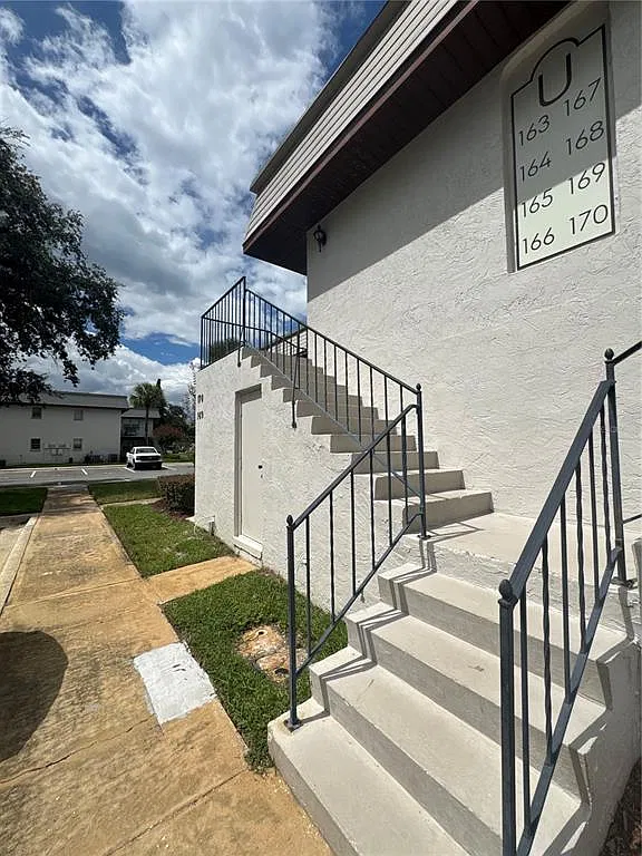 2 bed, 2.0 bath, 918 sqft, $1,750 — Photo 2