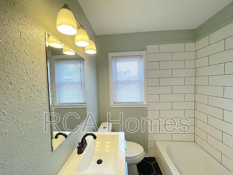 520 E 32nd St — Photo 11