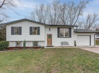 31 Barbara Dr, Godfrey, IL 62035