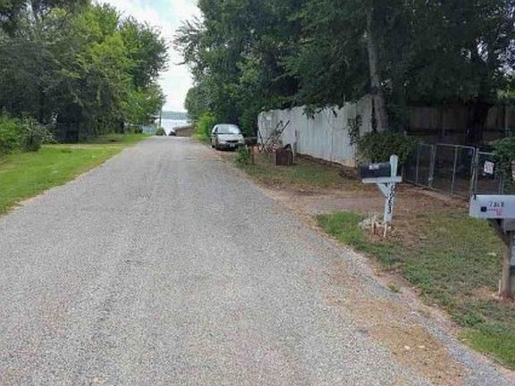 Exterior Neighborhood (street photo)