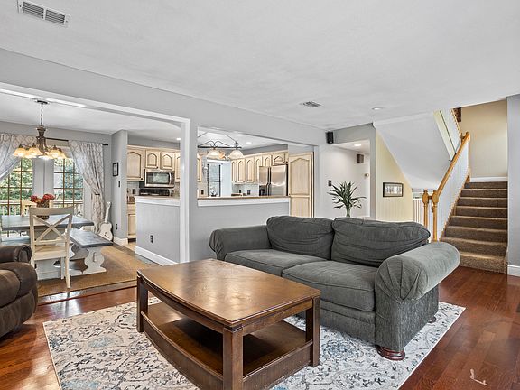 4th image of 108 Laurie Ct