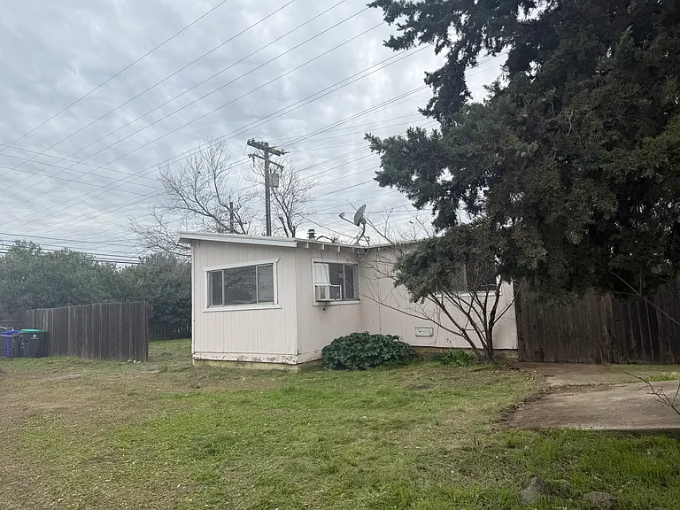 20734 Walnut St — Photo 1