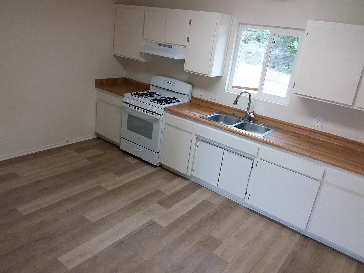 812 Los Reyes — Photo 3