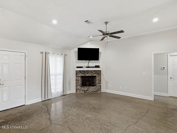 5th image of 557 Brighton Trl