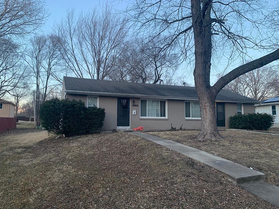 Newly repainted unit throughout. 3 Bedroom 1 Full bathroom with 2 bedroom on main floor and 3rd non-conforming bedroom in the basement. Updated Bathroom!