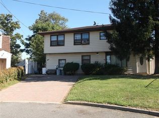 8 Beech Ct, Parlin, NJ 08859