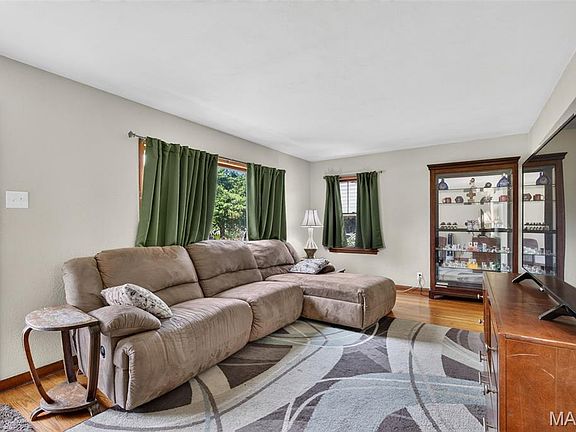 3rd image of 9818 Eastbrook Dr