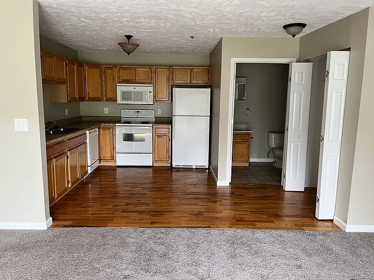 Lakepointe Apartment Homes — Photo 18