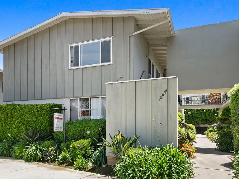 10906 Santa Monica Blvd, prime Westwood! — Photo 5