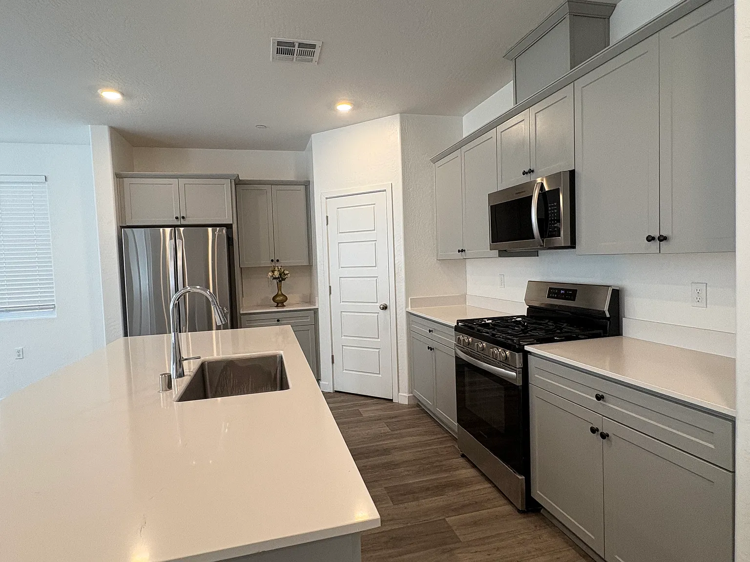 4 bed, 2103 sqft, $2,800 — Photo 3