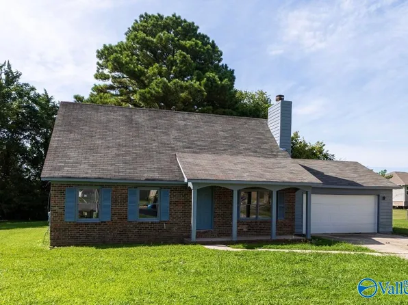 3717 Gardenside Dr NW, Huntsville, AL 35810