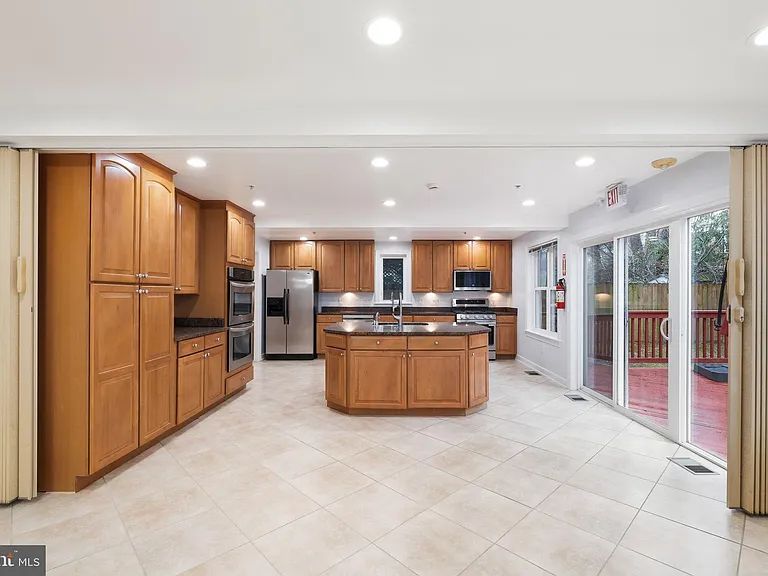 711 Lamberton Dr — Photo 18