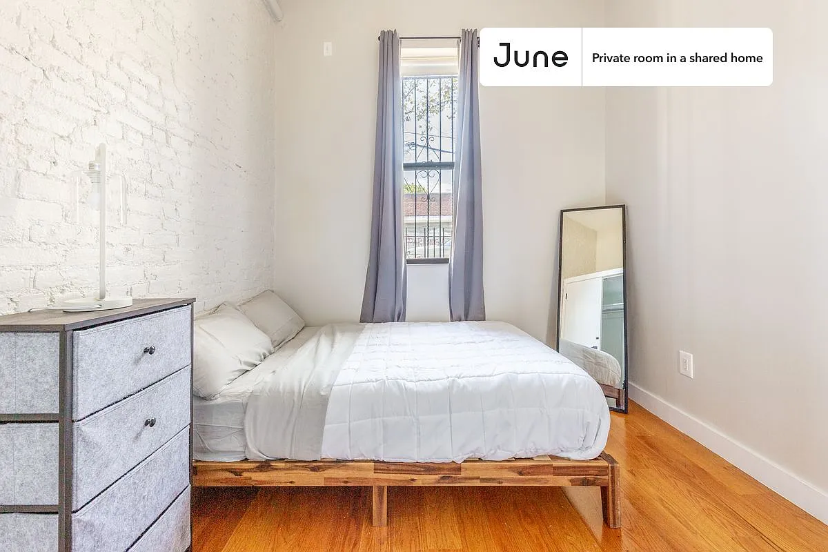 Full bedroom in 4 bed/2 bath home in Ridgewood #1466 D — Photo 2