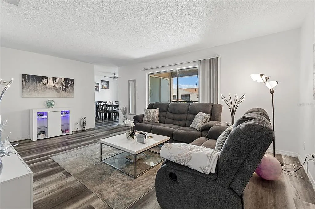 Building Photo - 7210 N Manhattan Ave #523