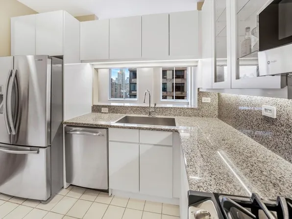 200 Riverside Boulevard image 5 of 14