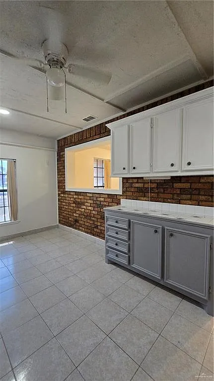 3 bed, 3.0 bath, 2589 sqft, $1,500 — Photo 2