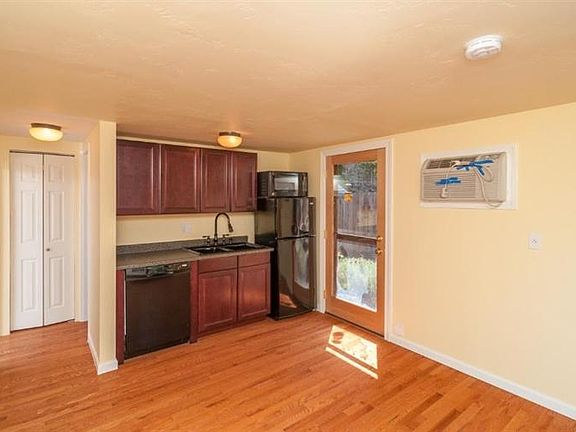 5th image of 1084 Ashland St