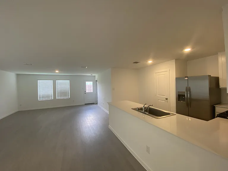 917 Shady Oaks Dr — Photo 3