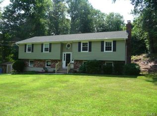 32 Fieldstone Dr, Shelton, CT 06484