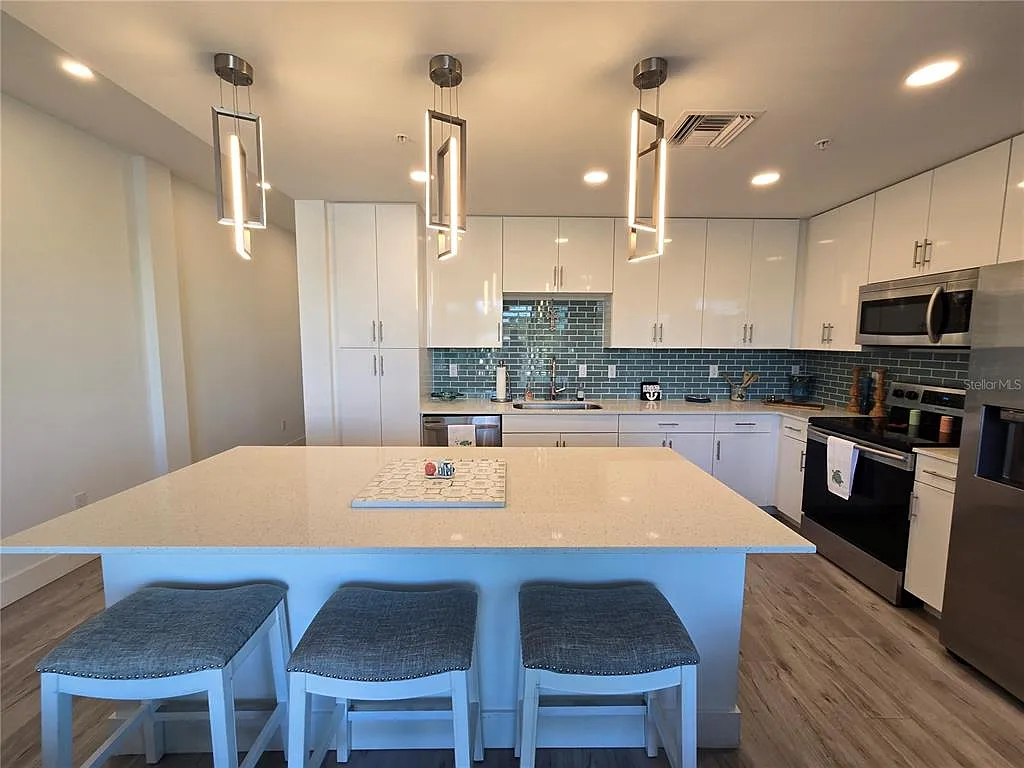 2 bed, 2.0 bath, 1359 sqft, $5,000 — Photo 4