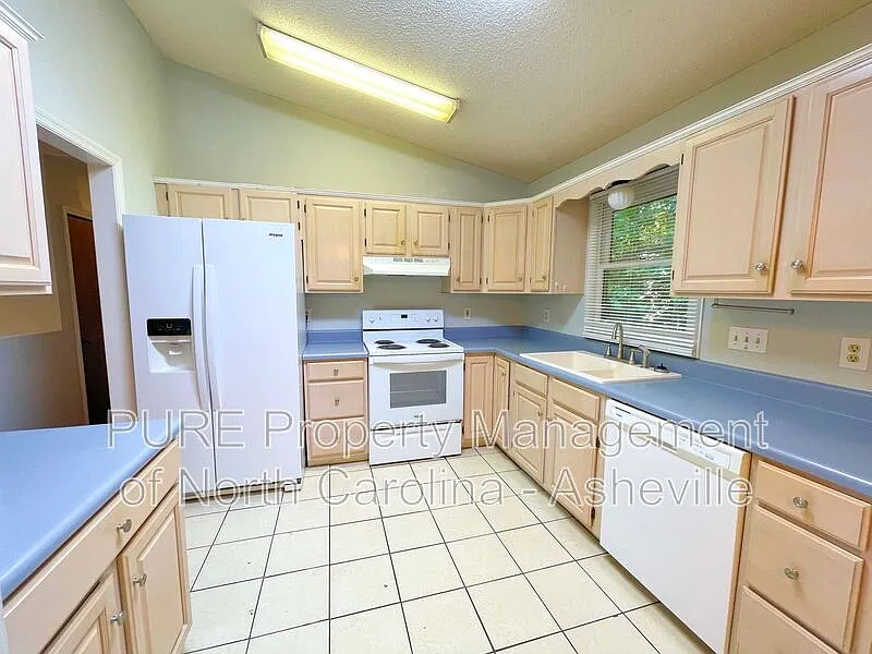 3 bed, 2.5 bath, $1,895 — Photo 4
