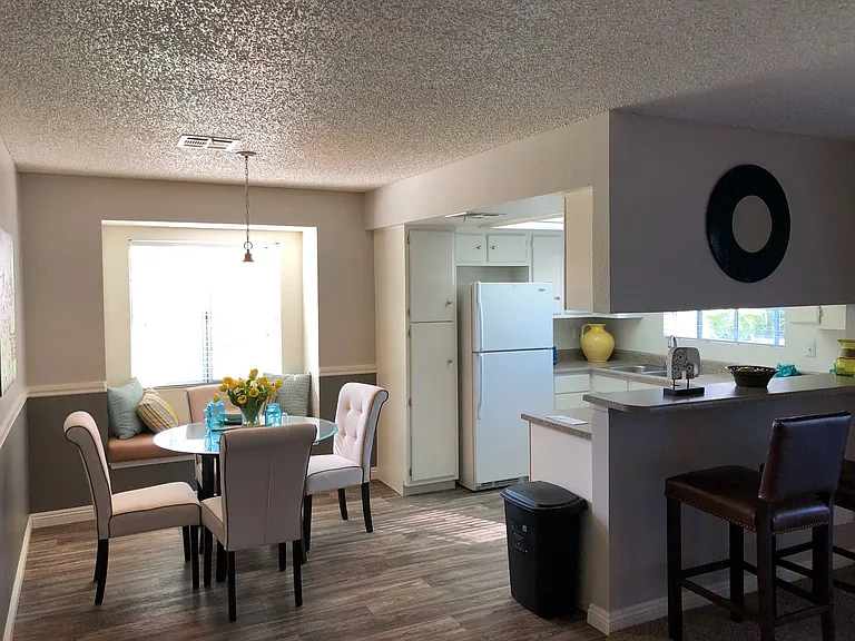 Cabana Club Apartments — Photo 20
