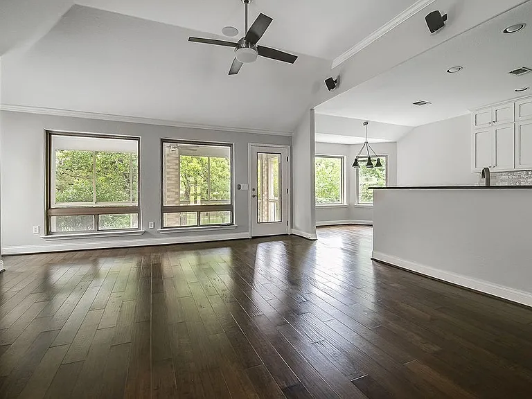 218 E Creekview Dr — Photo 3