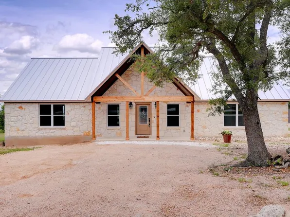 955 Axis Cir, Fredericksburg, TX 78624