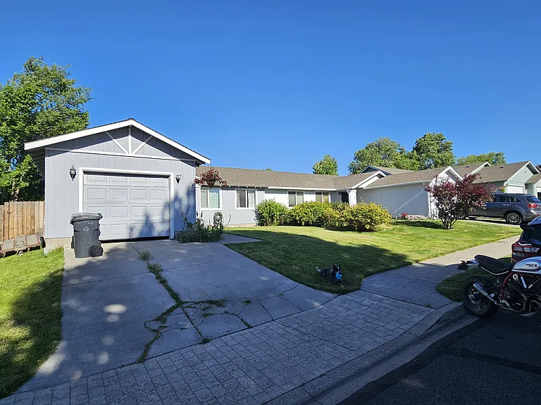 813 SE Maliah Ave — Photo 1