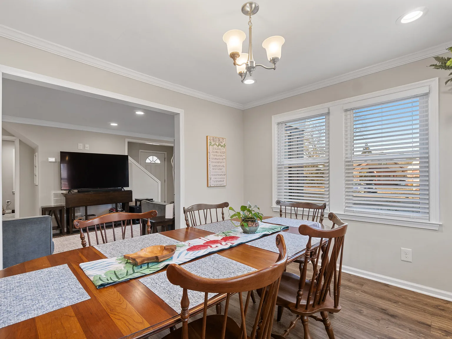 5 bed, 1949 sqft, $2,600 — Photo 4