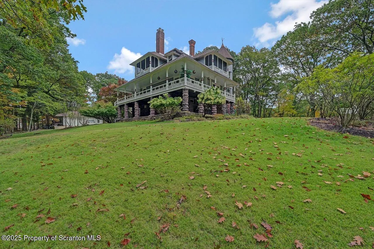 4 bed, 2.5 bath, 3640 sqft, $4,500 — Photo 2