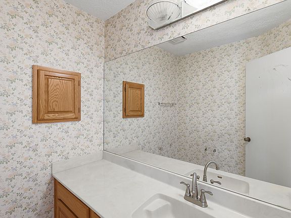 4th image of 810 Derby Ln