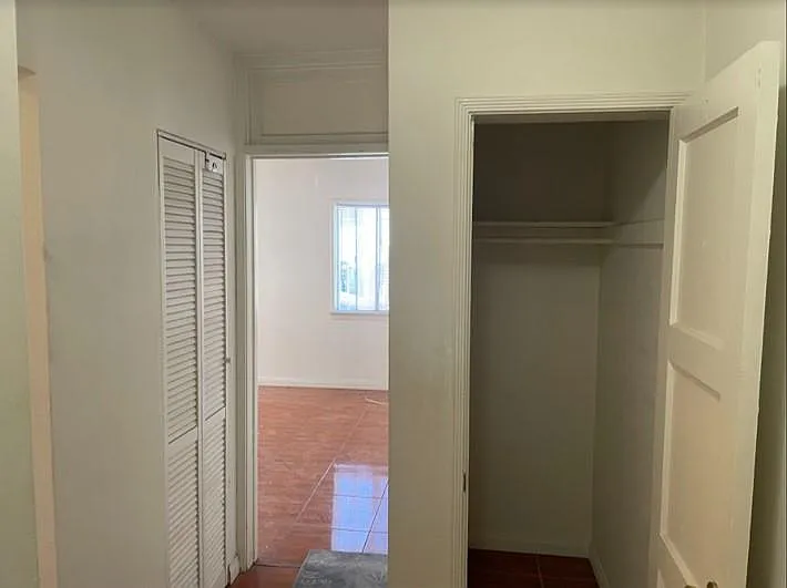 870 S Gramercy Pl — Photo 3