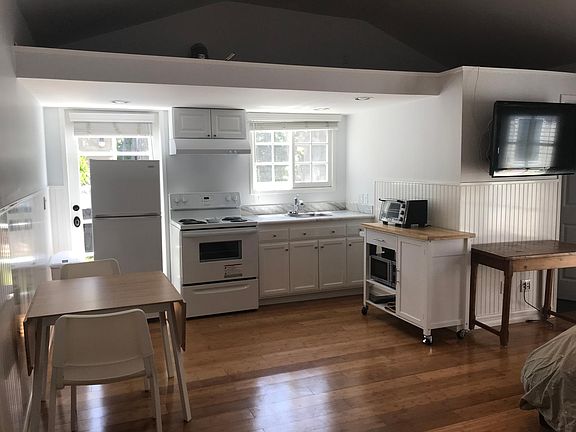 5th image of 1649 Hill St