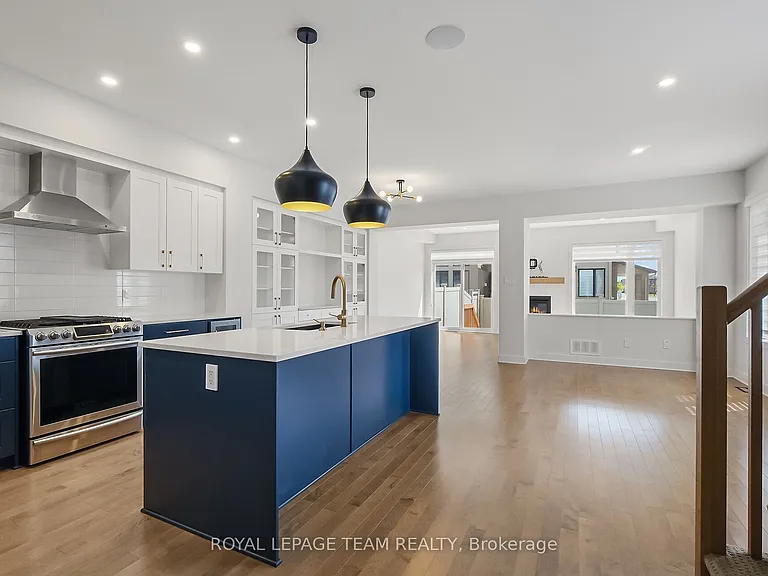 799 Cairn Cres — Photo 50