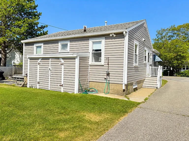 110 Old Beach Rd — Photo 16