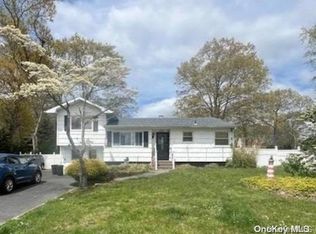 1 Atkinson Ln, Coram, NY 11727