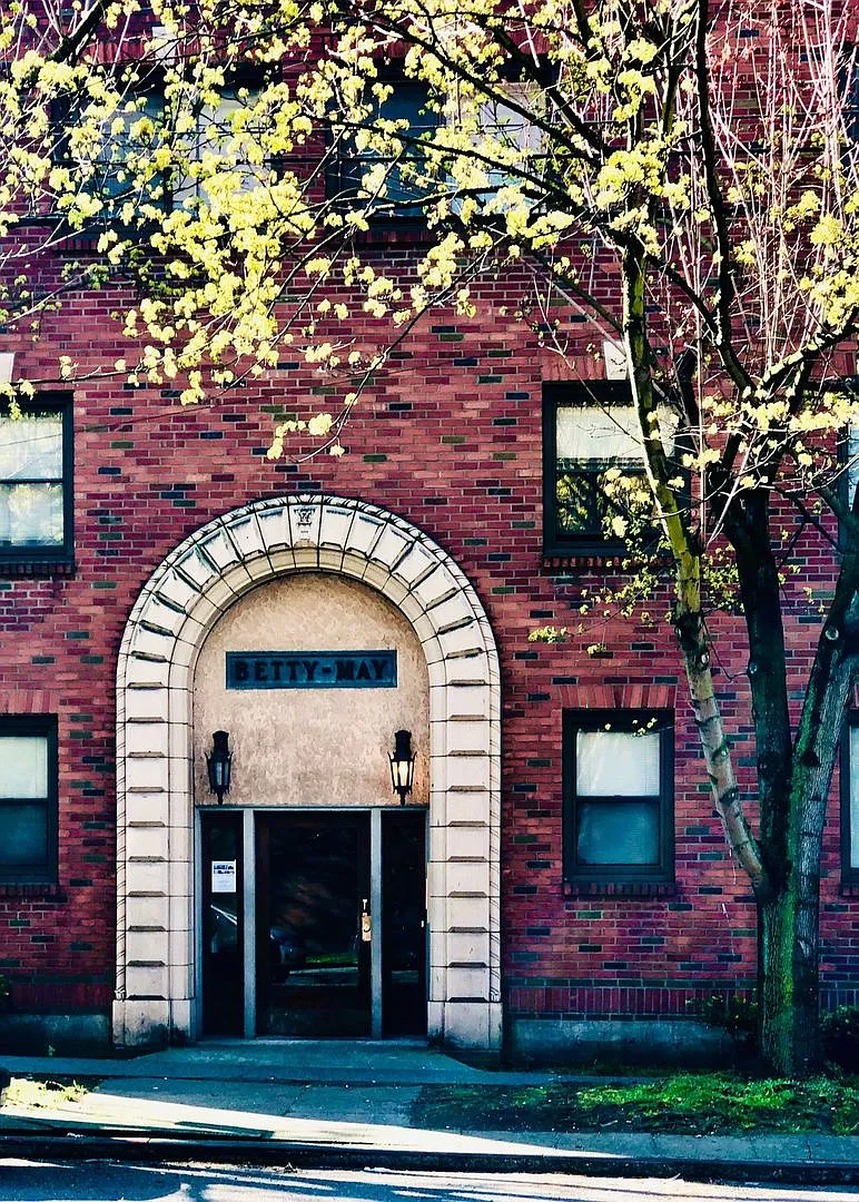 Betty May Apartments — Photo 3