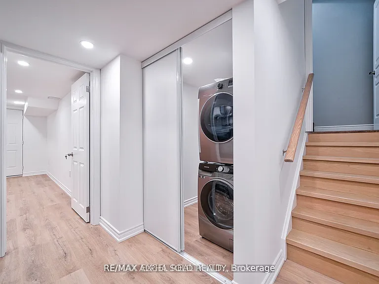1229 McCron Cres — Photo 3
