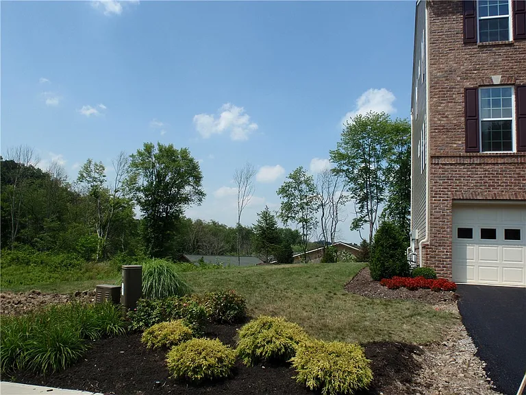 325 Broadstone Dr — Photo 2