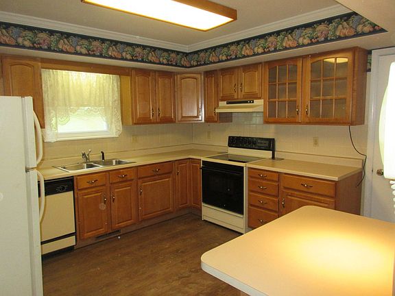 3rd image of 65 Willowbrook Dr