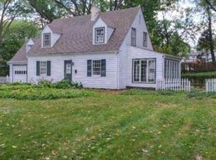 424 Oakwood Ave, Woodstock, IL 60098
