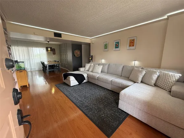 17000 NW 67th Ave APT 402, Hialeah, FL 33015