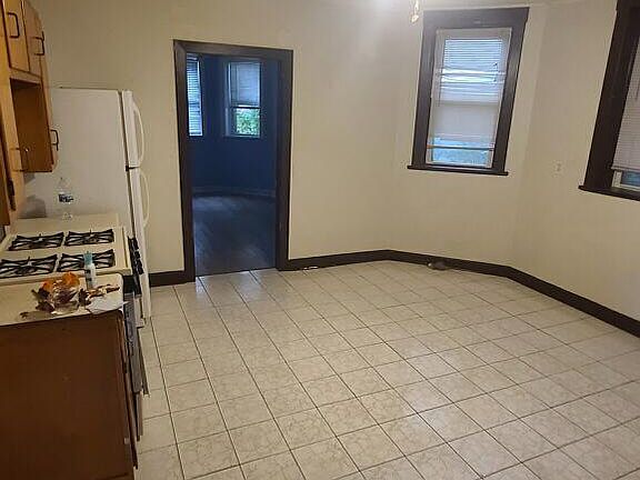 4th image of 2545 W Ainslie St APT B