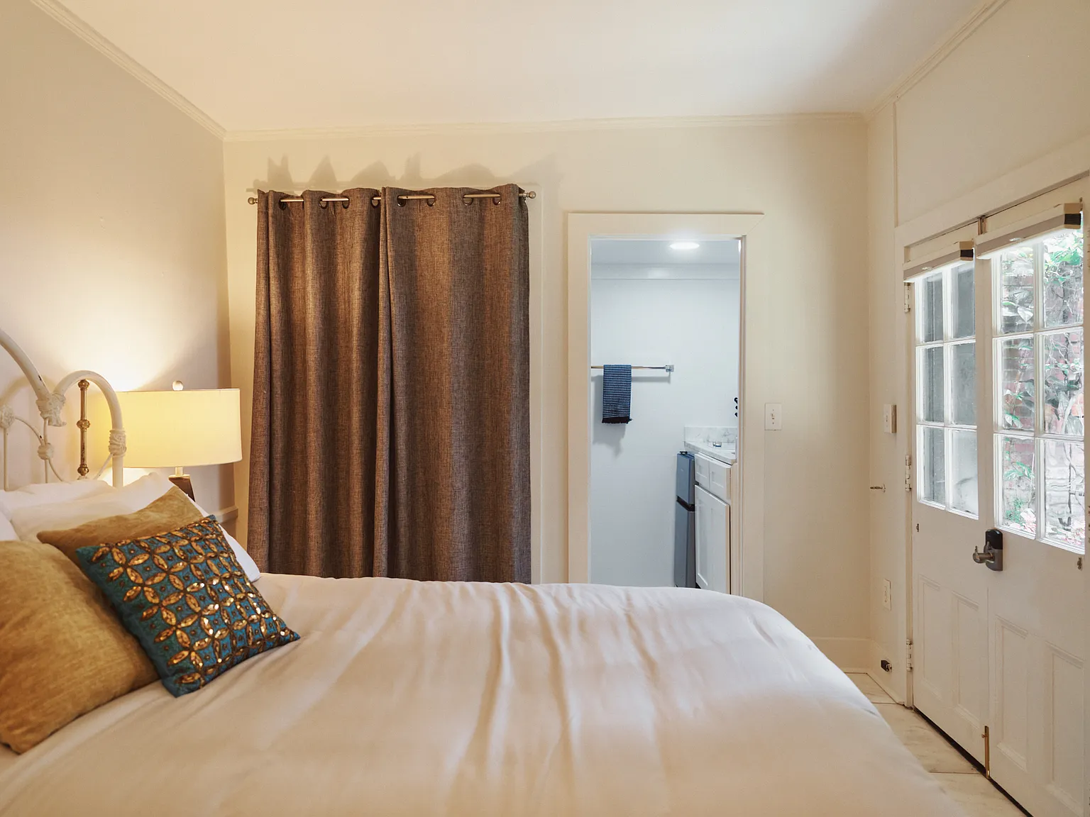 Studio, 250 sqft, $1,600 — Photo 2